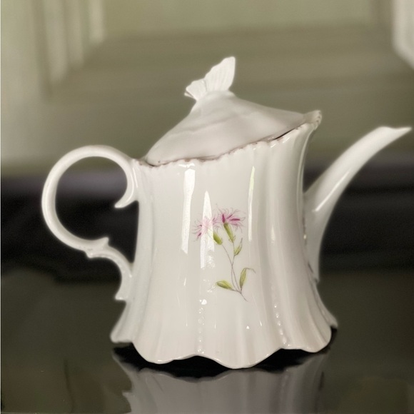 VINTAGE, DAINTY & DELICATE, WHITE PITCHER WITH SOFT PURPLE & GREEN FLORAL DESIGN - Picture 5 of 11